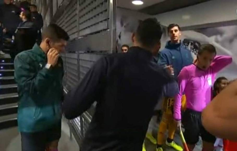 Keylor Navas abrazó a la mayoría de la plantilla del Real Madrid, a excepción de Courtois. El tico solo le dio la mano al portero belga.