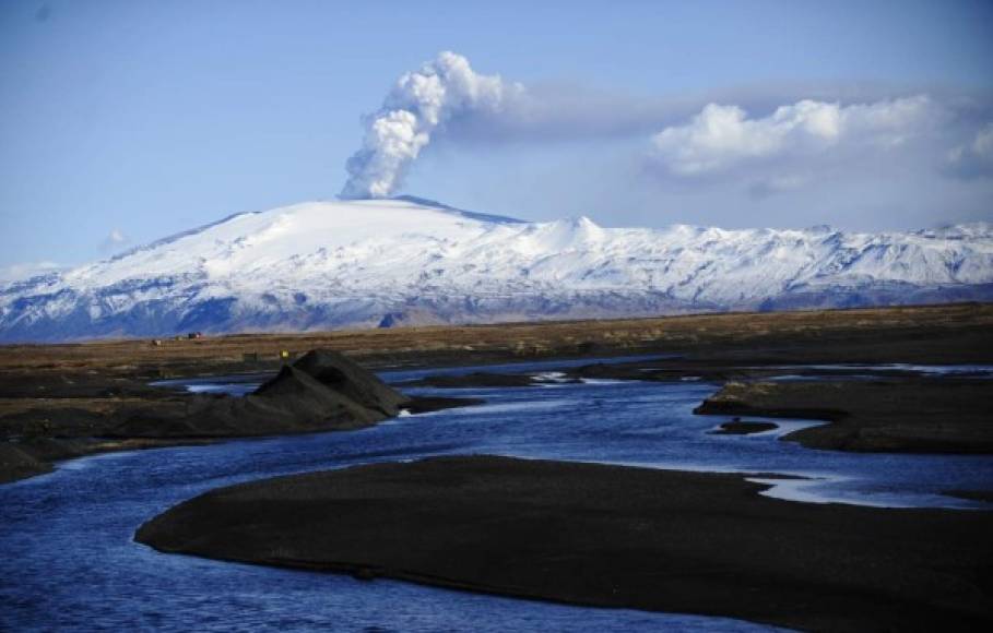 El volcán Öræfajökull de Islandia es otro de los gigantes que puede explotar en cualquier momento. Su última erupción se registró en 1728, y causó mortíferas inundaciones cuando se liberaron las aguas de deshielo de los lagos subglaciales.