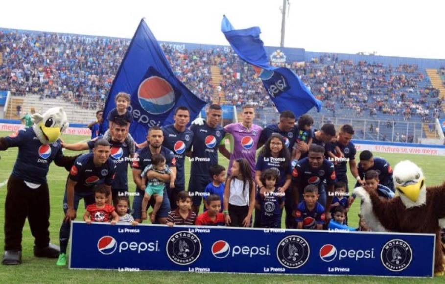 El 11 titular del Motagua posando antes el inicio del partido.