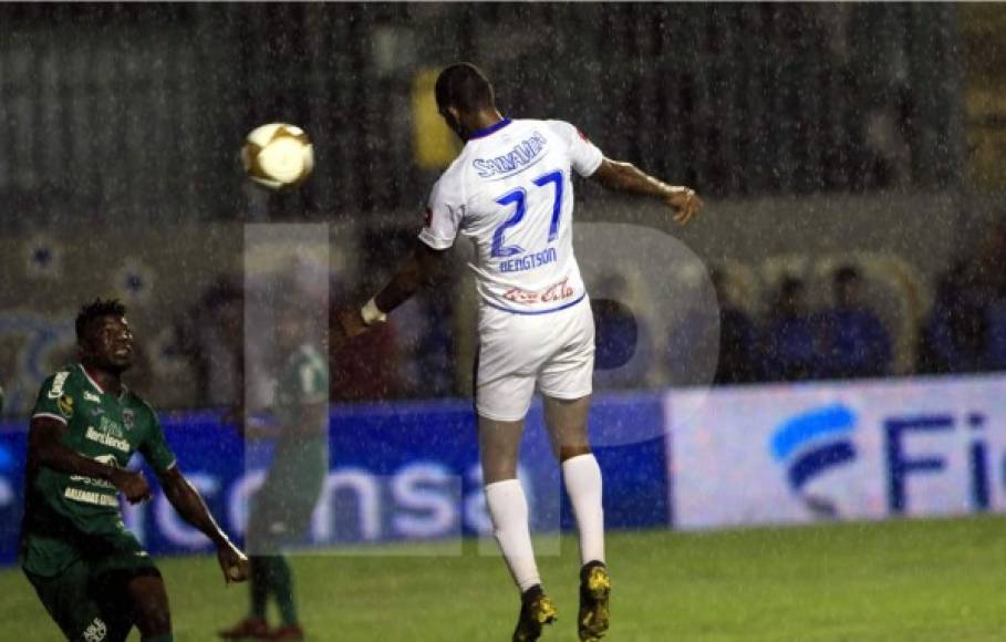 El cabezazo con el que Jerry Bengtson le marcó el gol al Marathón y le dio la victoria al Olimpia.