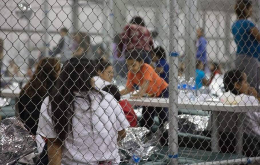 Las denuncias de los legisladores llegan después de que un grupo de abogados revelara que los niños migrantes separados de sus padres son sometidos a condiciones similares en el centro de detención de Clint, Texas.