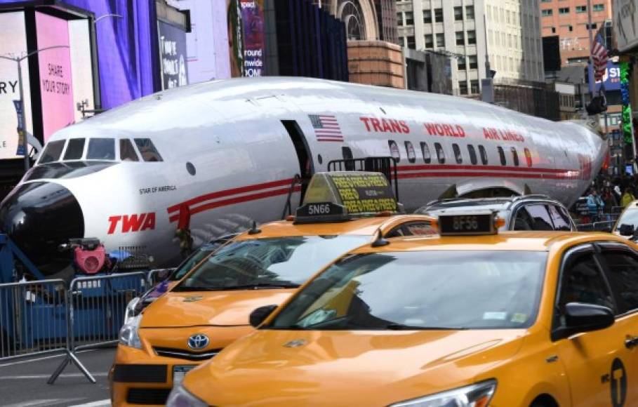 El fuselaje de un avión de la desaparecida aerolínea Trans World Airlines (TWA) se exhibe este fin de semana en pleno corazón de Nueva York, antes de ser transformado en un bar de un nuevo hotel que se construye en el aeropuerto JFK de la Gran Manzana.