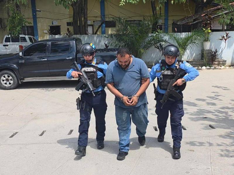 El Juzgado de Letras Penal con Competencia Nacional en Materia de Criminalidad Organizada, Medio Ambiente y Corrupción emitió la orden de captura bajo el expediente 293-2026.