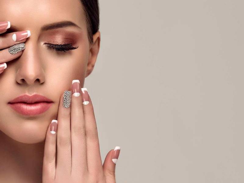 <i>Entre los estilos en tendencia están las uñas cromadas, Barbiecore y blancas lechosas.</i>