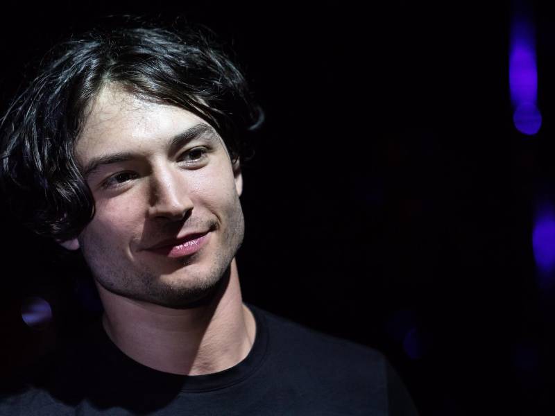 El comportamiento del actor había sido motivo de alarma para Warner, debido a que se tiene contemplado el estreno de la cinta The Flash, donde el joven es el protagonista.