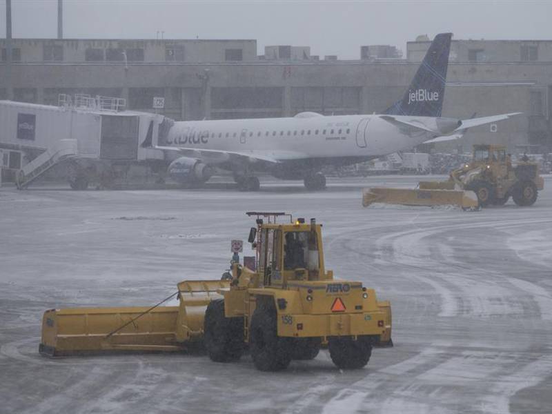 Varios aeropuertos en el sureste de EEUU han sido afectados por fuertes nevadas.