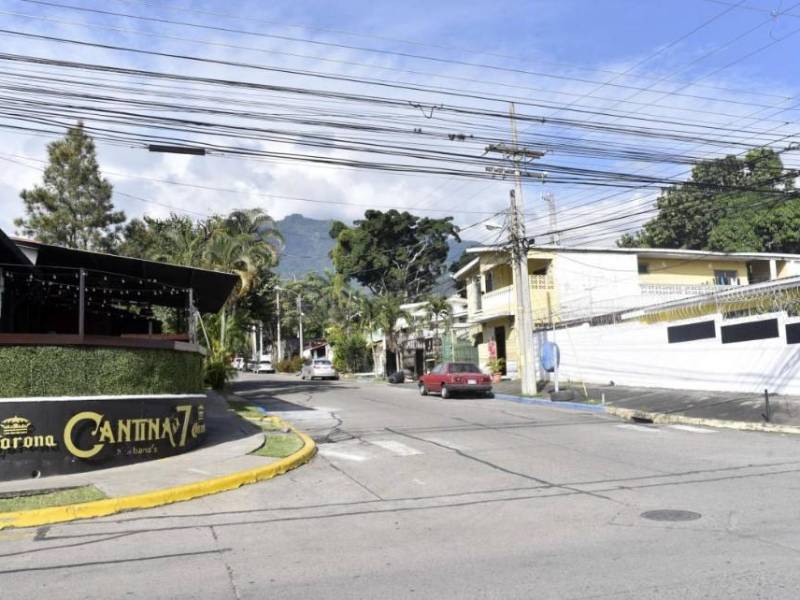 El alcalde Roberto Contreras y representantes de negocios nocturnos socializaron la medida a implementar.
