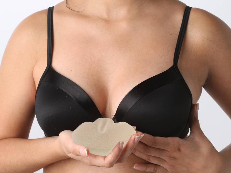 “Se quejan de síntomas que ellas los asocian con el implante”, dijo Cynthia González Cantú, profesora del Servicio de Cirugía Plástica, Estética y Reconstructiva del Hospital Universitario , como ser Fatiga extrema, dolores musculares y articulares, dermatitis, confusión mental, pérdida de cabello y ansiedad son los síntomas más reportados.