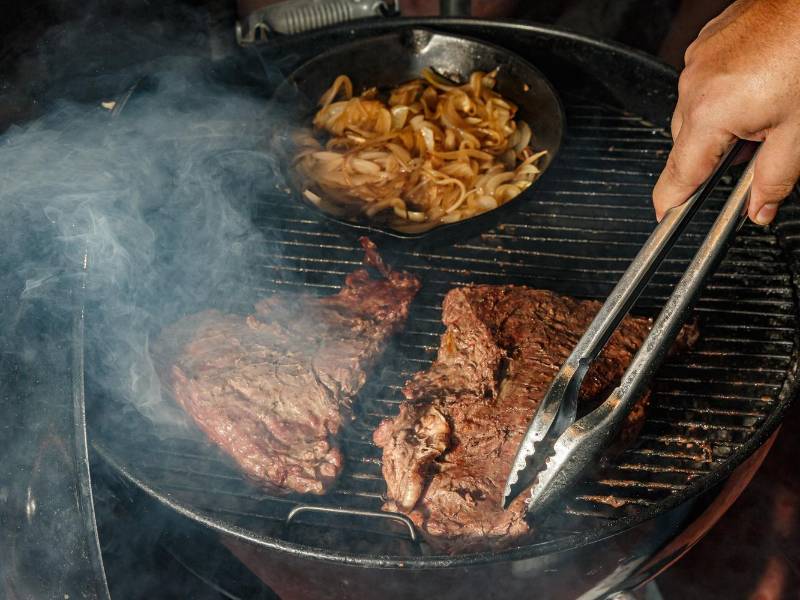 Hay marcas que tienen asador de gas y cuentan con el aditamento para rostizar, ahumar y a un costado se puede calentar un guiso.