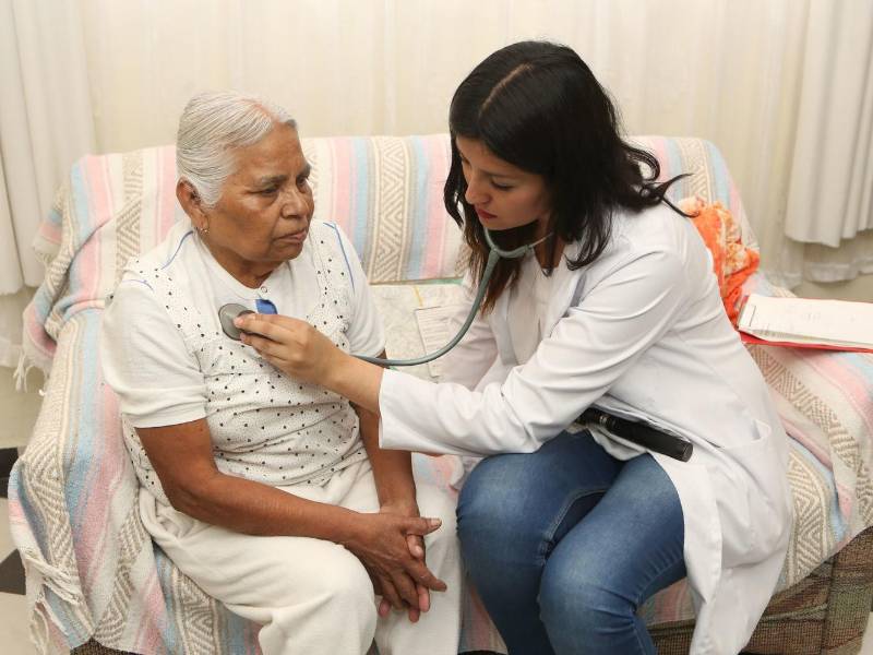”Una persona que tiene razonablemente equilibradas las dimensiones del bienestar, tiene más posibilidades de ser una persona feliz y que tenga una calidad de vida, que le permita desarrollarse como ser humano”, dice Fernando Castilleja.