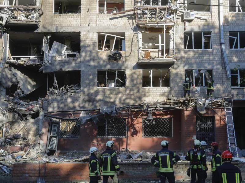 Rescatistas ucranianos trabajan en el lugar del ataque con drones contra un edificio residencial de cinco plantas en Kiev.