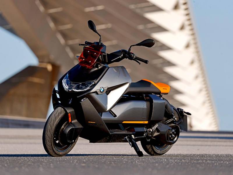 La CE 04 cuenta con reversa y con espacio para guardar el cargador y un casco.