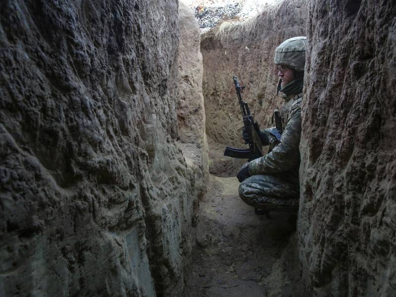 Soldados ucranianos vigilan la frontera ante el despliegue de las tropas rusas en las últimas semanas.