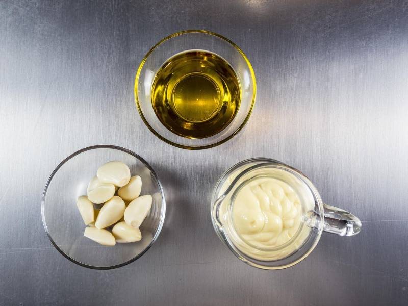 Alimentos como el aceite de oliva, ajo y yogur deben ser parte de una alimentación balanceada.