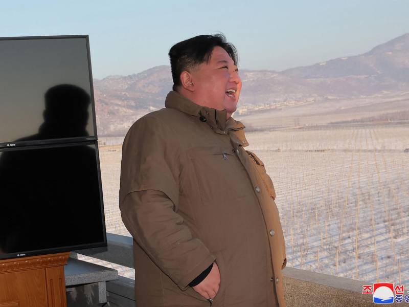 El líder norcoreano Kim Jong Un supervisó el lanzamiento de un misil intercontinental con capacidad de alcanzar territorio estadounidense.