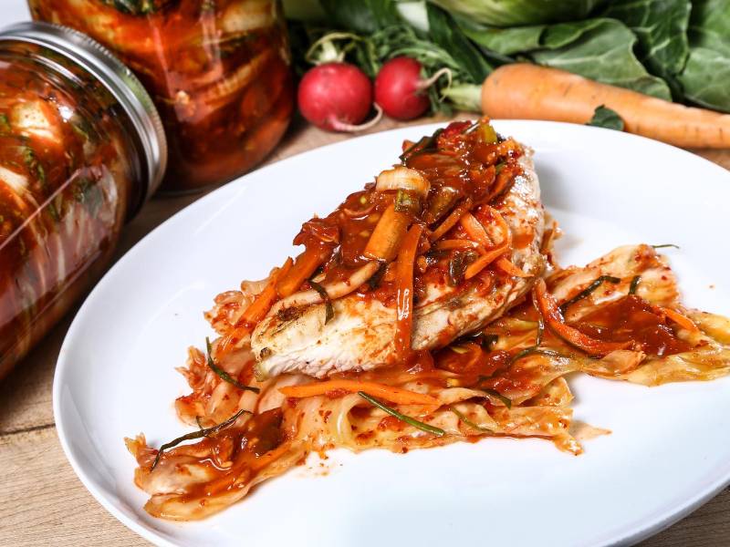 El kimchi es un clásico de las cocinas coreanas. Descubre los innumerables beneficios que brinda para tu salud.