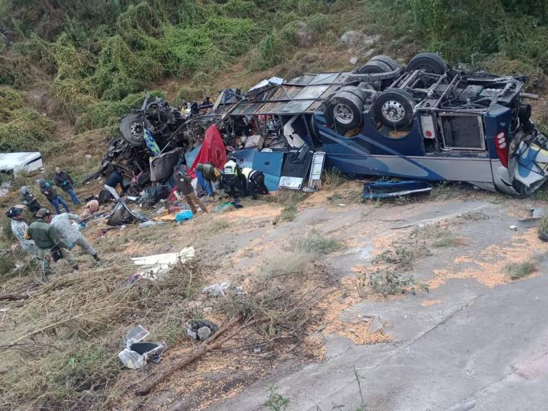 Así quedó el autobús accidentado en Zacatecas, México.