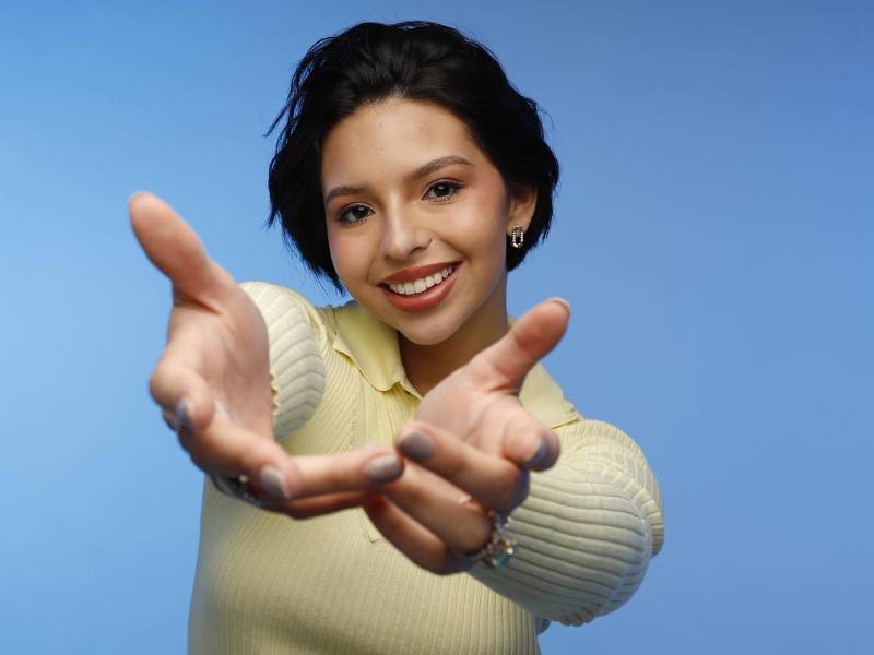 El viernes 2 de febrero, la famosa heredera del clan Aguilar, hija de Pepe Aguilar y Aneliz Álvarez-Alcalá, estrenará el disco Bolero, el cual vendrá acompañado por un mediometraje del mismo nombre y que explora detalles sobre la grabación del material y el viaje de la intérprete a Cuba para ilustrarlo.