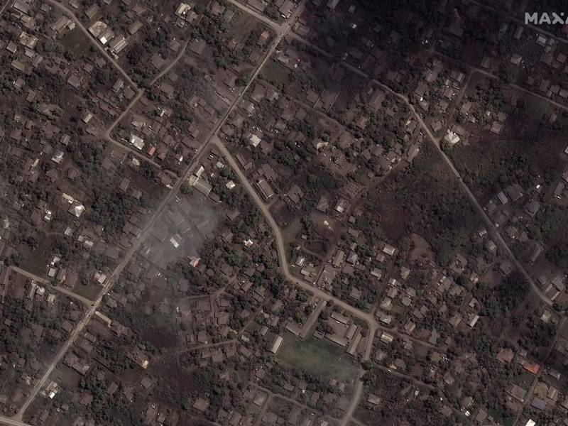 Una densa capa de cenizas cubre gran parte de las islas tras la violenta erupción volcánica del pasado sábado impidiendo el aterrizaje de aviones con ayuda humanitaria.