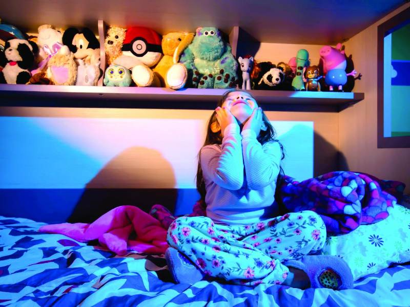 Se debe descartar que los niños tengan problemas de la vejiga y riñones, digestivos como estreñimiento crónico y anormalidades neurológicas. También es importante tomar en cuenta problemas obstructivos respiratorios, como niñas y niños con apnea del sueño, y otros trastornos del sueño.