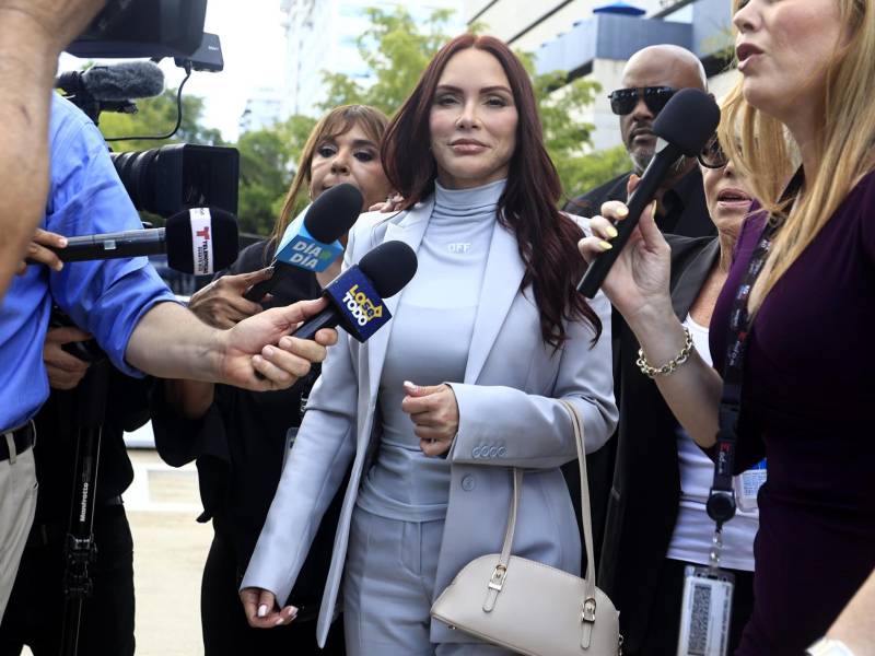 La exesposa del cantante Daddy Yankee, Mireddys González, posa para la prensa en cercanías del Tribunal Federal en San Juan (Puerto Rico). Imagen de archivo.