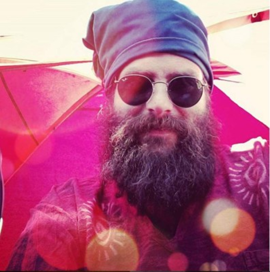 Dos semanas después de la compra del lujoso auto, al salir de una fiesta en Dubái, se quedó dormido al volante y chocó contra un camión.