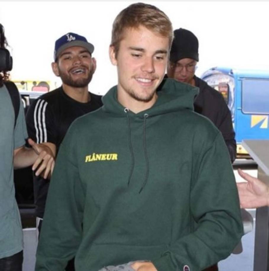 Bieber iba de la mano con Paola Paulin.