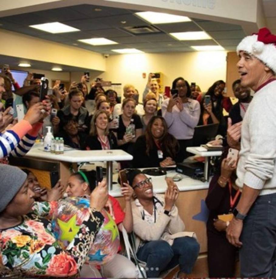 Obama acaparó la atención y las cámaras de todo el personal que se encontraba en el hospital.