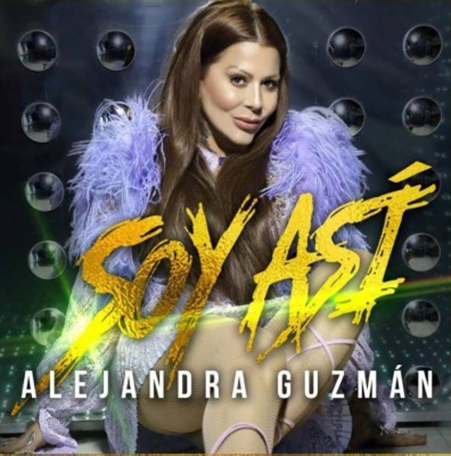 En la foto compartida Alejandra Guzmán luce una piel perfecta, pómulos mucho más marcados, labios más carnosos y una nariz más afinada, lo que no necesariamente indica una cirugía, ya que podría ser efecto del Photoshop o algún truco de maquillaje.