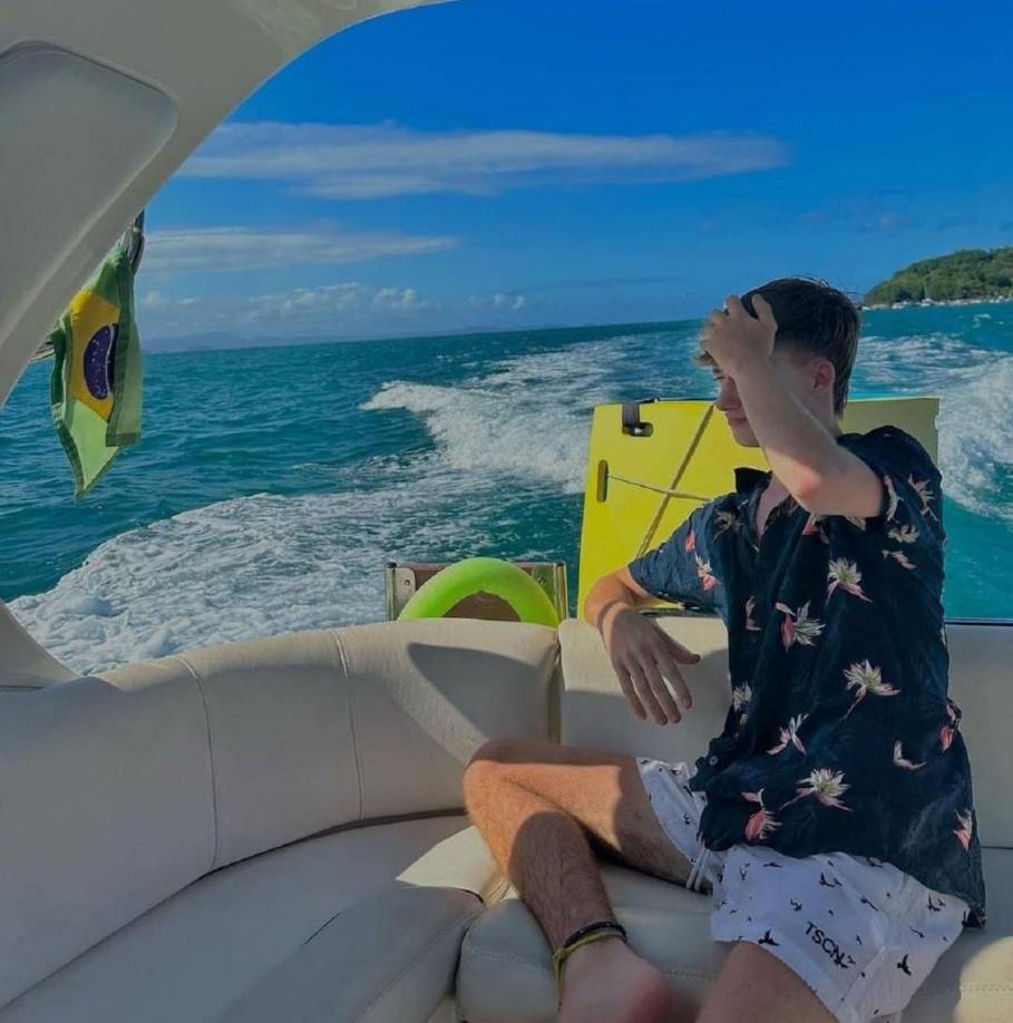 Los atacantes escaparon en un Peugeot negro, cuya patente fue identificada como perteneciente a un vehículo con pedido de secuestro por robo en Ingeniero Budge, Lomas de Zamora. 