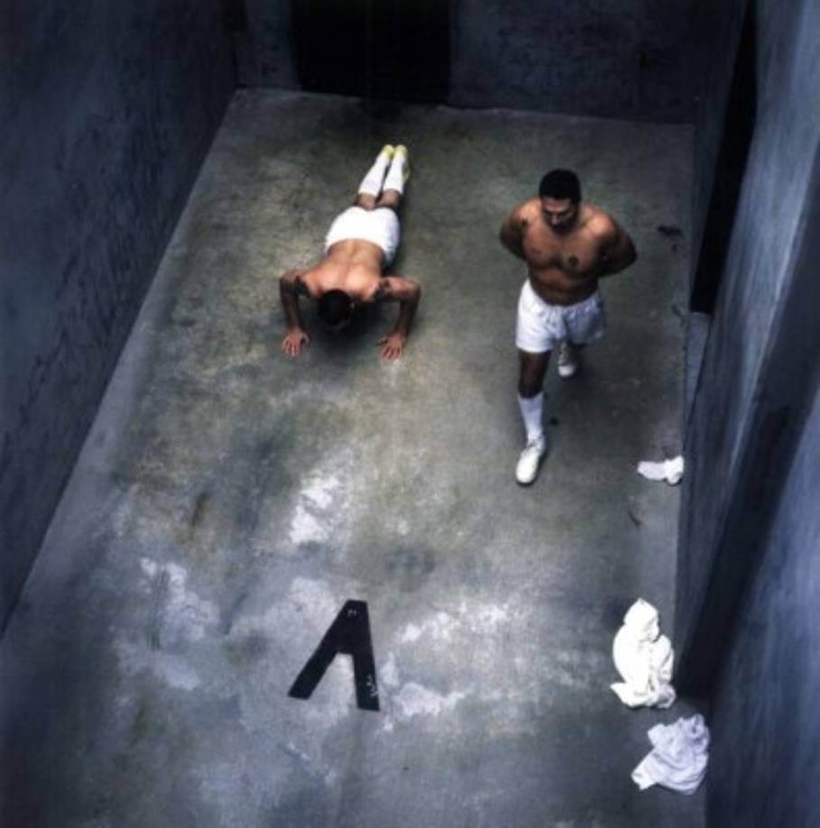 Esta prisión es considerada una de las peores cárceles de EUA dado que 1.500 de sus 3.500 presos están obligados a pasar 22,5 horas por día en régimen de aislamiento. La otra hora y media también la pasan solos en corrales para hacer ejercicio con suelo de concreto. Es la cárcel de máxima seguridad más notoria de California.