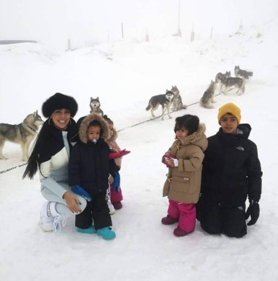 'Mis amores', ha escrito en la sección de comentarios la tía de los pequeños Katia Aveiro, hermana del futbolista.<br/>TE PUEDE INTERESAR: <a href='https://www.laprensa.hn/fotogalerias/farandula/1343579-411/james-rodr%C3%ADguez-muestra-rostro-hijo-samuel-primera-vez-instagram' style='color:red;text-decoration:underline' target='_blank'>James Rodríguez muestra el rostro de su hijo Samuel por primera vez</a> <br/>