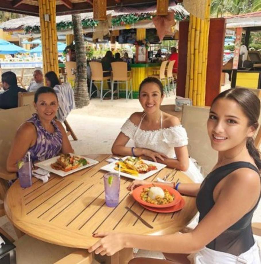 El trío también se deleitó con los ricos platillos típicos de la Isla.