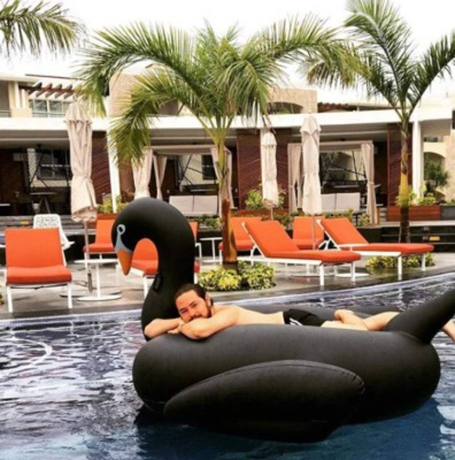 El mexicano decidió no continuar en el medio artístico y por mucho tiempo desapareció de las cámaras, e incluso aseguraron que había muerto en un trágico accidente, noticia que fue desmentida.