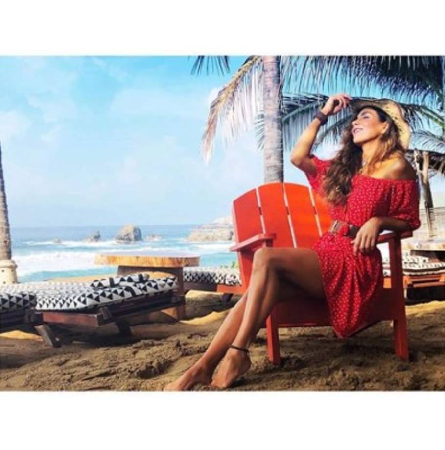 La mexicana ha estado subiendo imágenes en su cuenta de Instagram de su visita a la playa.