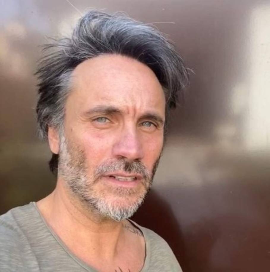 El cantante Nek, hará un en vivo desde su casa a través de Instagram, 'para estar juntos y vivir de cerca este momento difícil', una manera de disfrutar el tiempo de aislamiento que ha decretado Italia. El primer ministro italiano ha pedido que se difunda 'me quedo en casa' para poner freno al Covid-19. <br/>