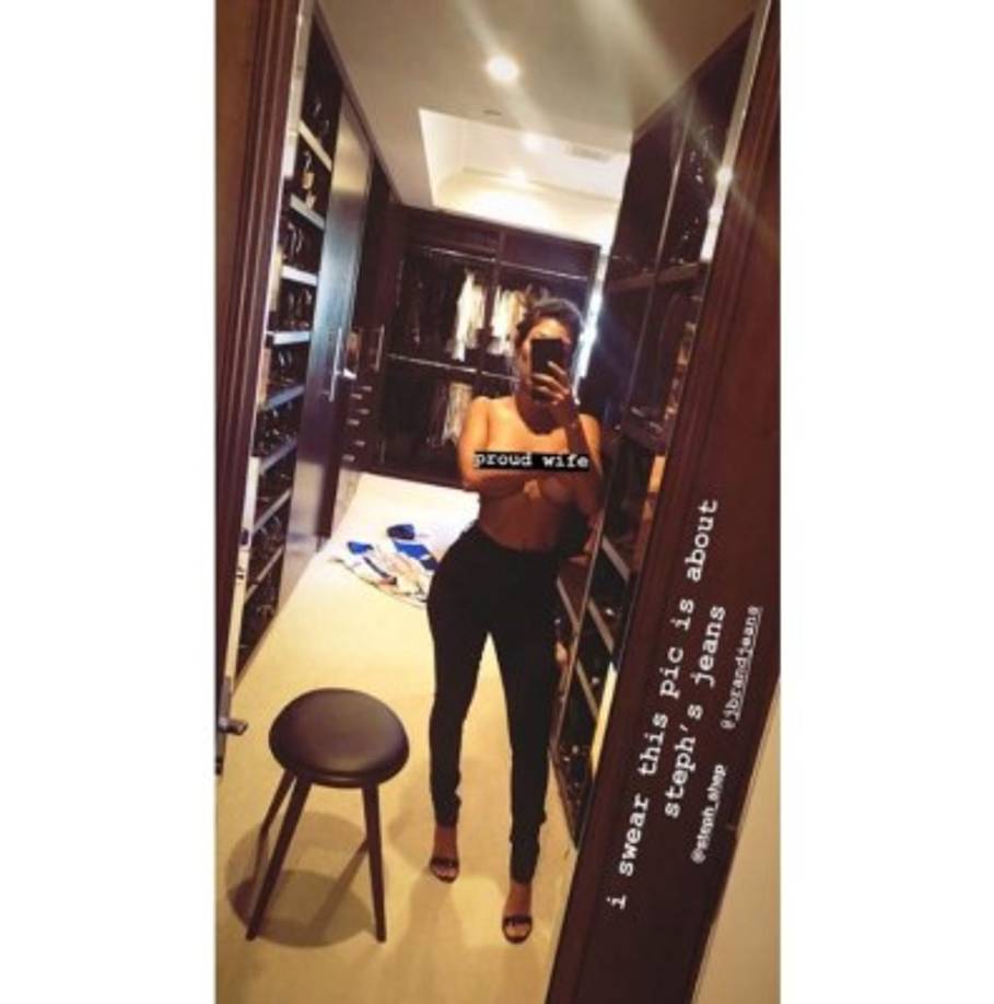 Curiosamente Kourtney publicó al poco rato una impactante fotografía en la que posaba en topless con el objetivo de ayudar a promocionar la nueva línea de jeans de su buena amiga Stephanie Shepherd, a quien se refiere cariñosamente como su 'esposa' y que resulta ser además la antigua asistente personal de su hermana Kim Kardashian West.<br/><br/>'Les juro que los protagonistas aquí son los pantalones de Steph' escribió.<br/><br/>