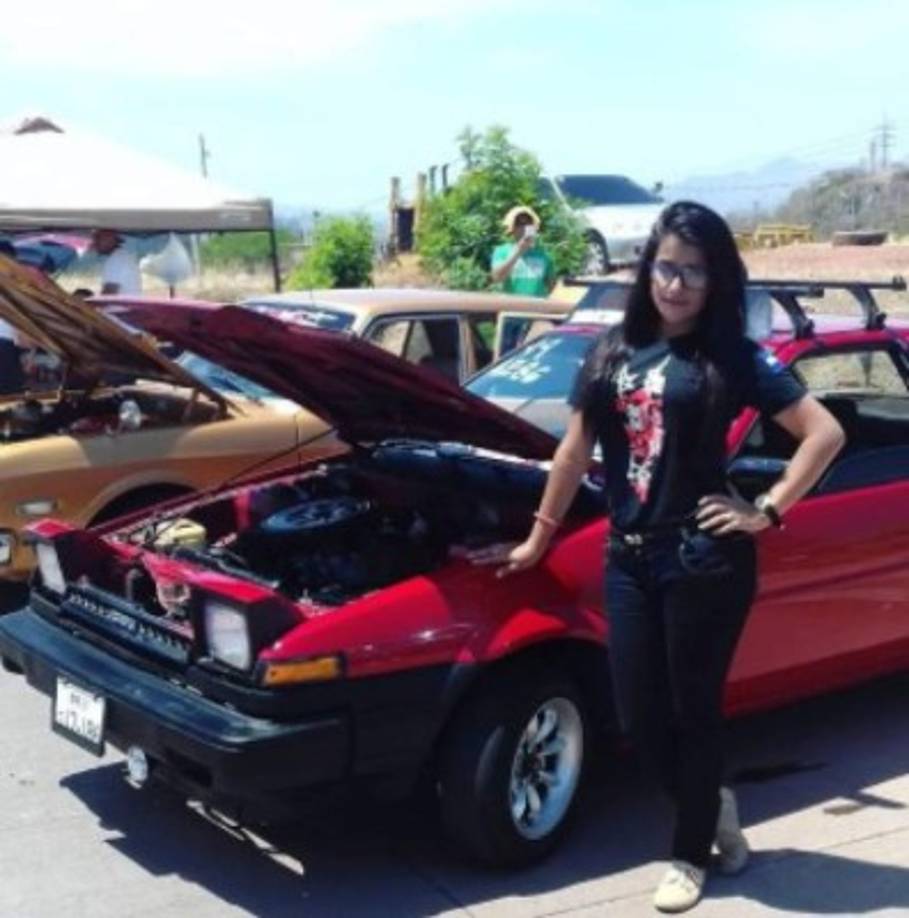 En algunas de sus fotografías, Melghem, aparece posando junto a carros modificados.