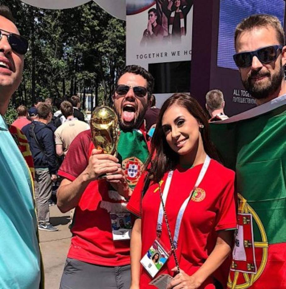 La chica hondureña apoya a Portugal y en Rusia ha podido compartir con portugueses. Al verla, ellos decidieron tomarse una foto con la catracha.