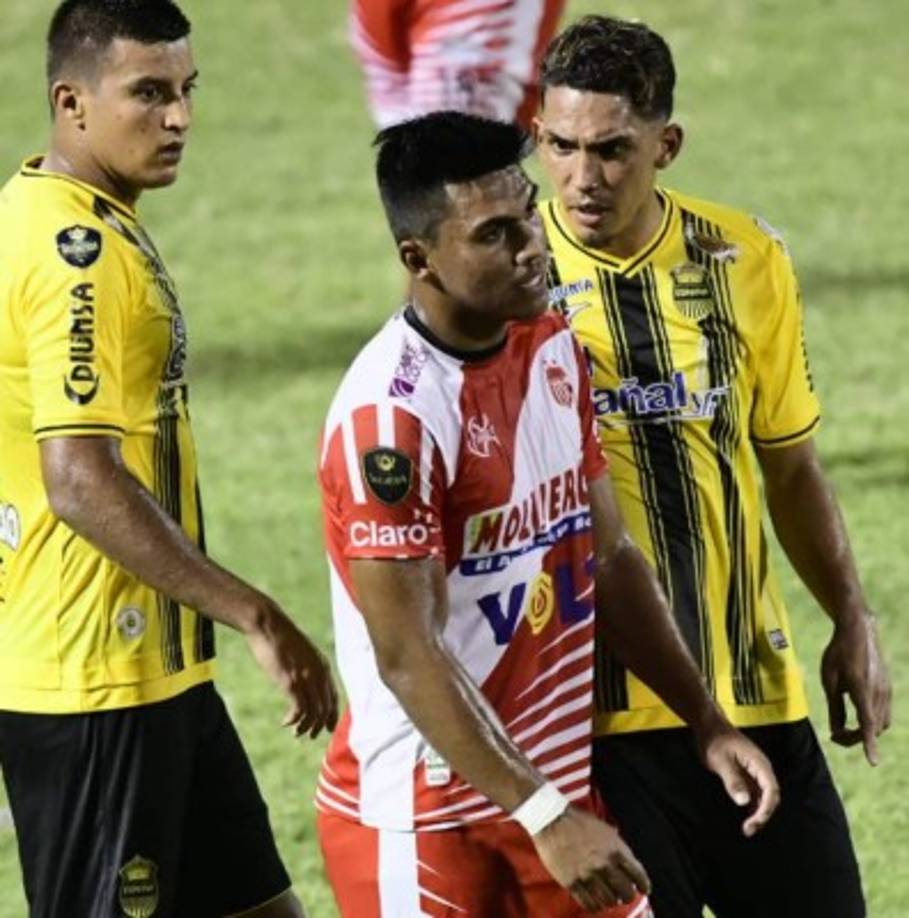 Allans Vargas le reclama a este jugador del Vida.