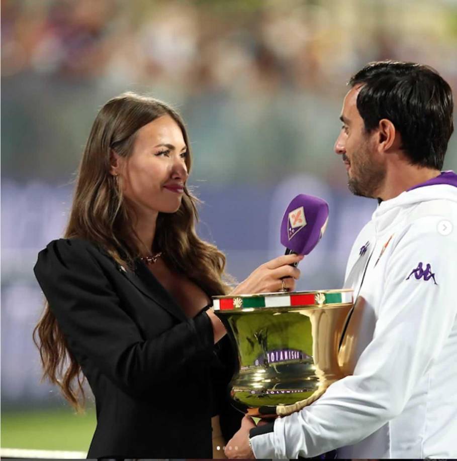 Rossella Petrillo pasa entrevistando a los jugadores del club.