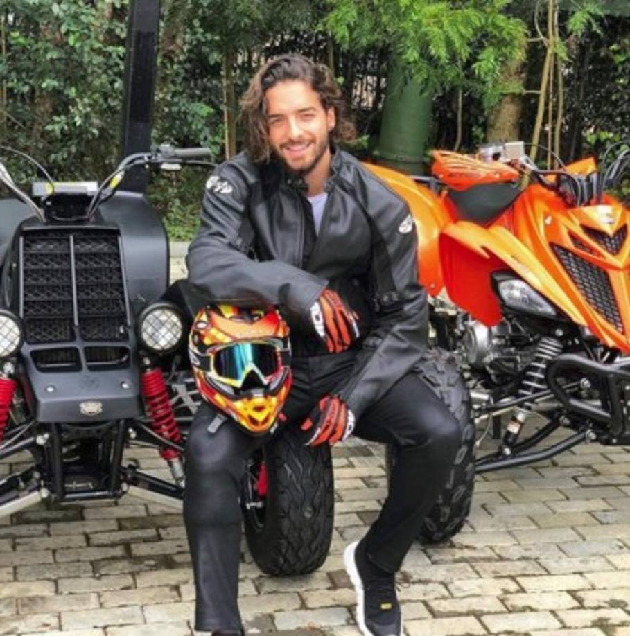 Maluma, que según medios colombianos vendía sándwiches y cartas de amor en el recreo del colegio, disfruta de su nueva vida sin importarle las críticas venenosas en redes sociales.