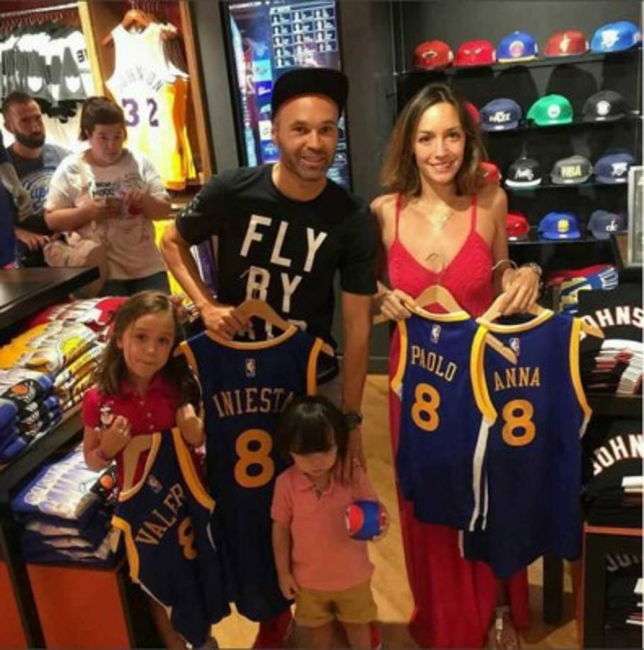 Andrés Iniesta y Anna Ortiz, de compras con sus hijos.