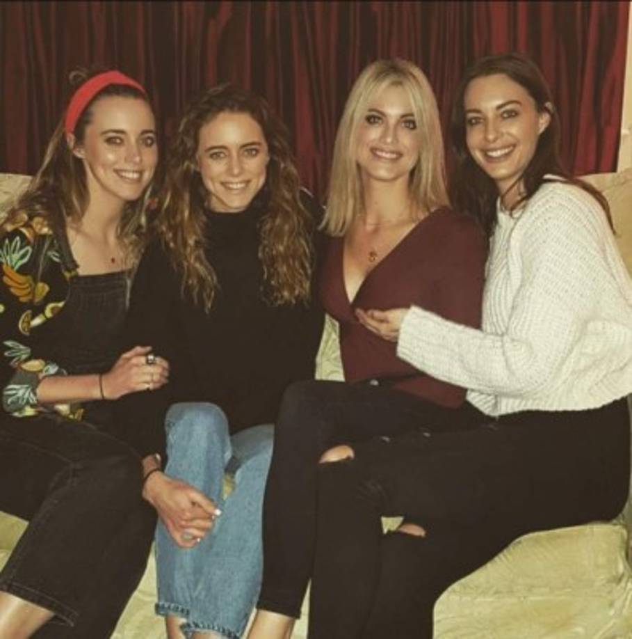 Emily tenía cuatro hermanas, las gemelas Alice y Jessica, y Charlotte Hartridge.<br/>