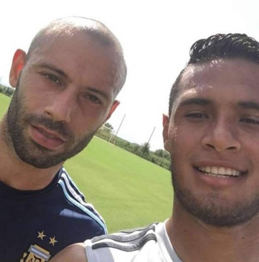Alex López hoy en Arabia Saudita con el mediocampista argentino Javier Mascherano.