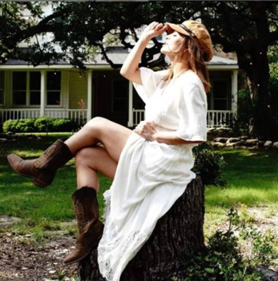 Según el actor Jonathan Islas ella lo golpeó en la cara sin excusa alguna. 'Me acaba de romper el hocico una señorita, está drogada y tomada. ¿Pueden venir por mí?', dijo en el primer video.<br/><br/>