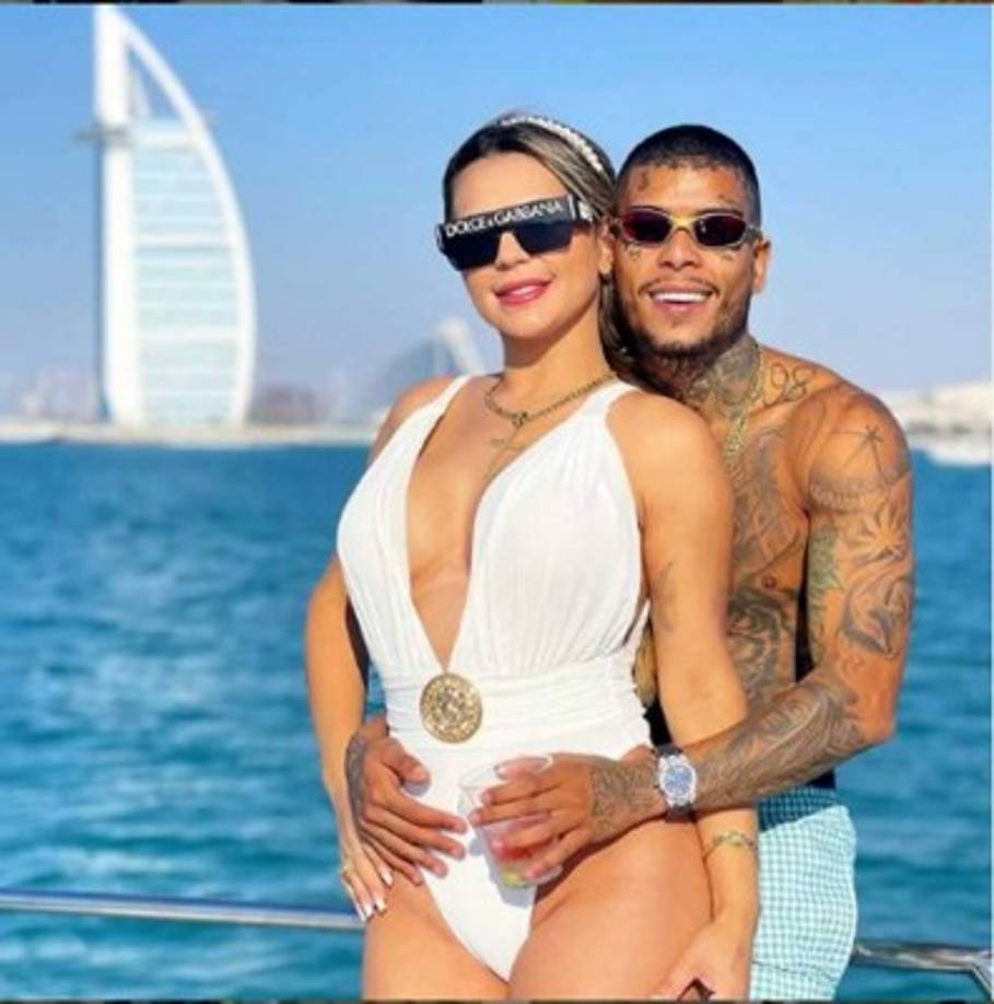 Según publica el diario O Globo, Mc Kevin fue a casa de un amigo junto a su esposa y otros conocidos después de un recital. Regresó al hotel, paseó por la costanera y terminó en la habitación de un amigo con una modelo.