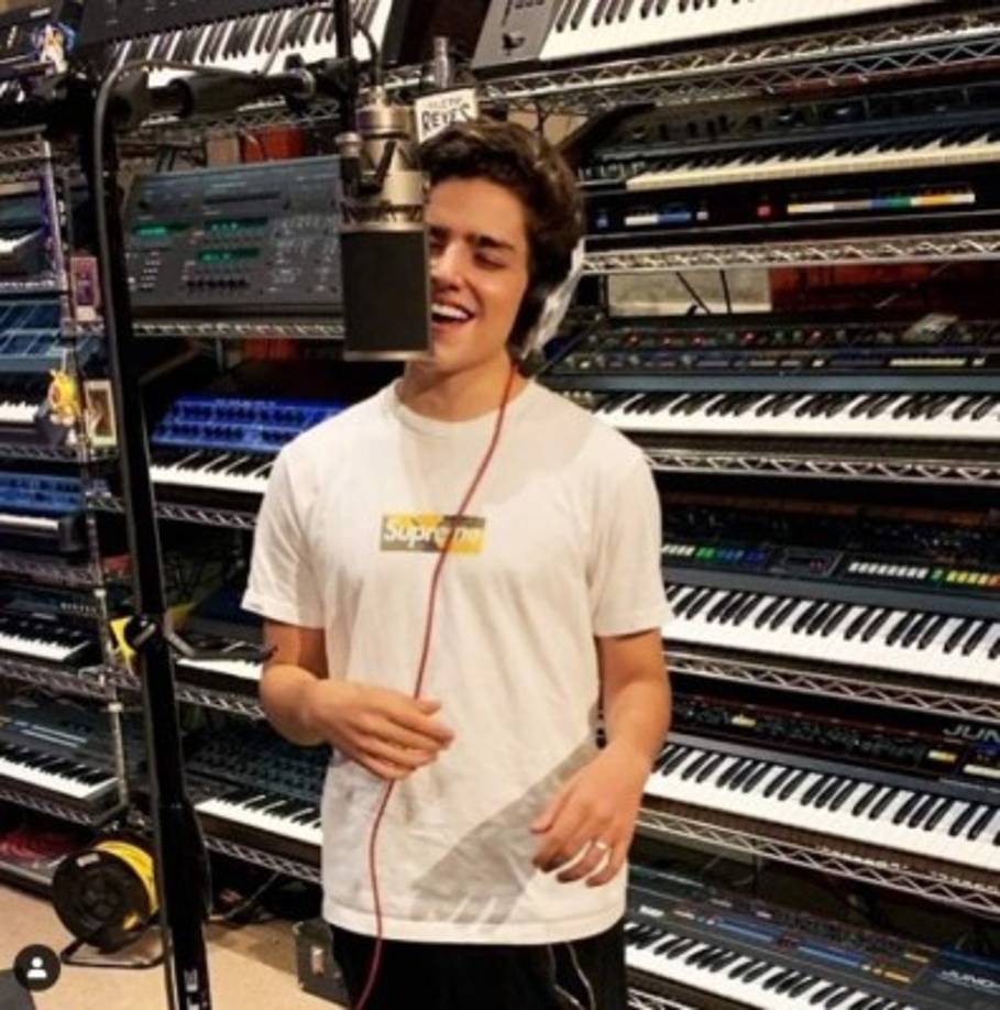 Gloria Trevi, quien ha apoyado a su hijo desde el principio, también compartió un video en su perfil de fotos, mismo en el que muestra el detrás de cámaras del proyecto de Ángel Gabriel. “Es un día de lluvia, lo cual augura abundancia”, dice.