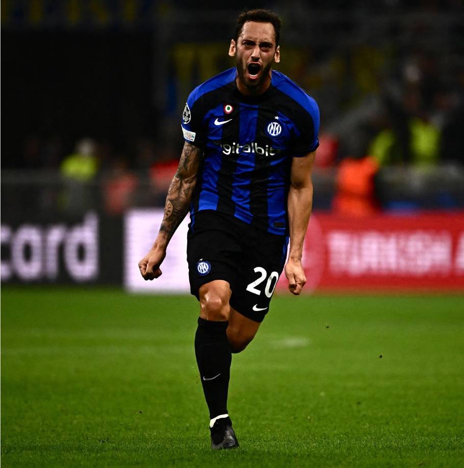 El turco Hakan Çalhanoglu celebrando su golazo que dio el triunfo al Inter de Milán.