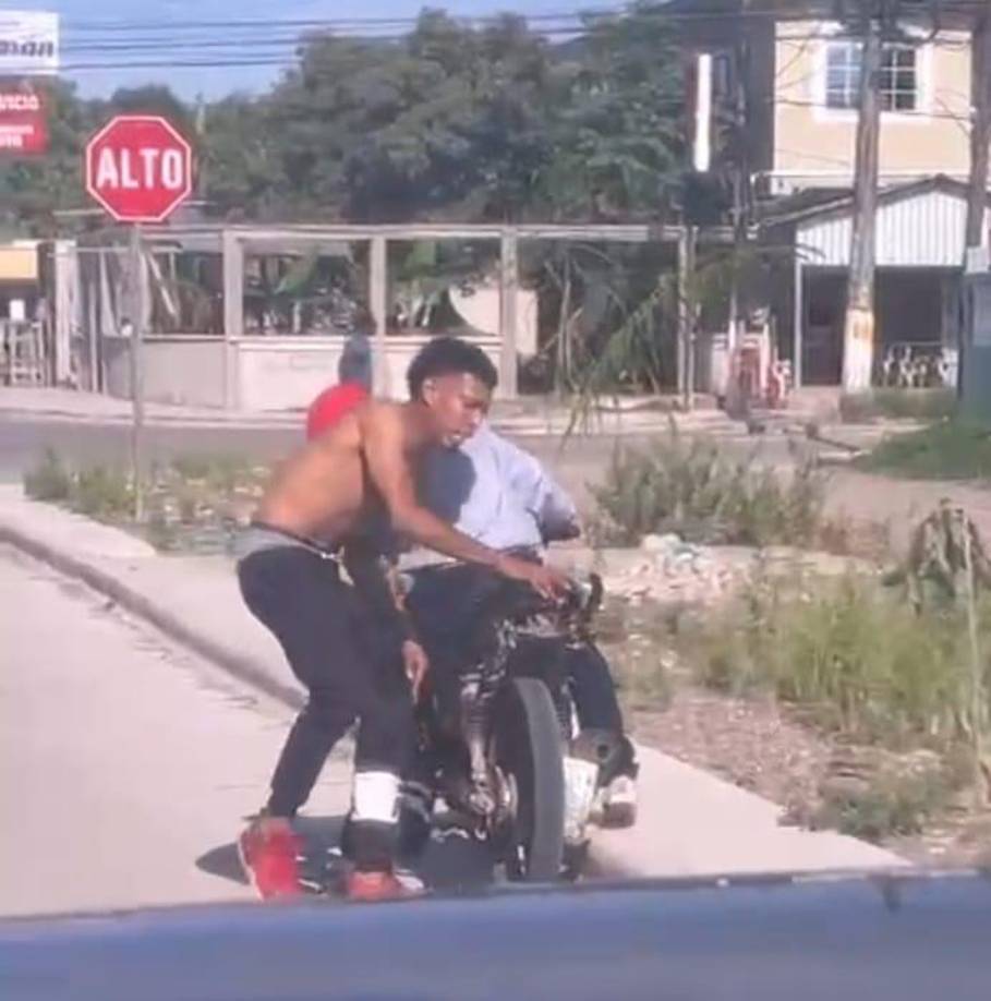 En un video, grabado por personas que concurrían el lugar, quedó registrado el momento en que López se baja de una motocicleta, conducida por otro hombre, e intercepta a los misioneres. 